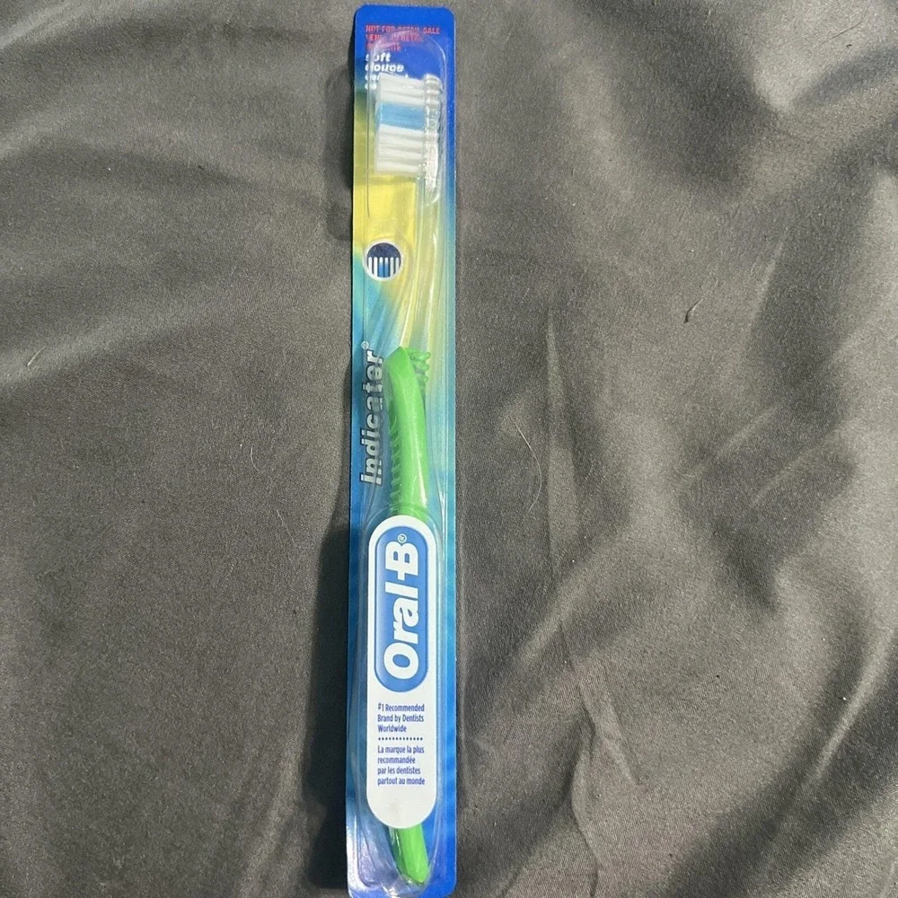 VTG Oral-B Indicator Soft Bristle Toothbrush Green& Clear 2002